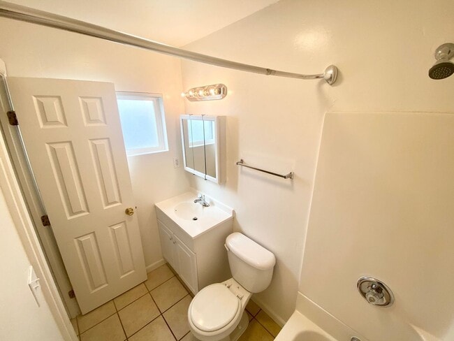 Building Photo - Euclid (Saulo Trust) Unit 3684