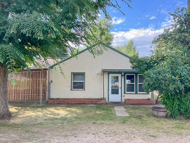 Building Photo - Dog Friendly 2 bedroom House with Garage