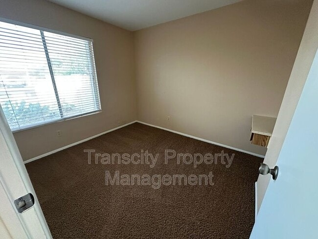 Photo - 743 W Fordham Dr