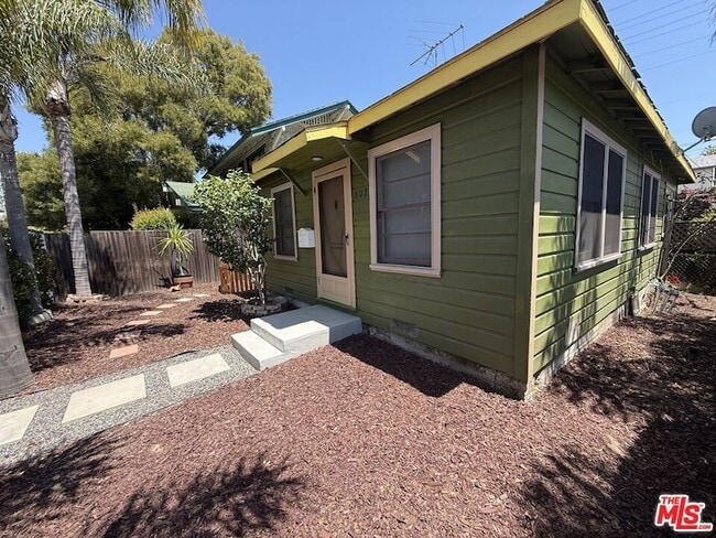 802 Superba Ave