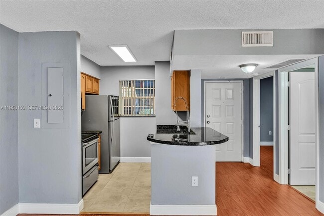 Photo - 2810 N Oakland Forest Dr Unidad 204