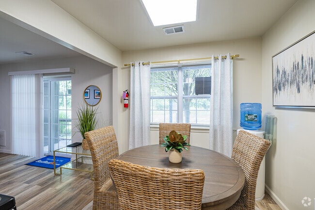 1BR, 1BA - 890SF - Dining Room