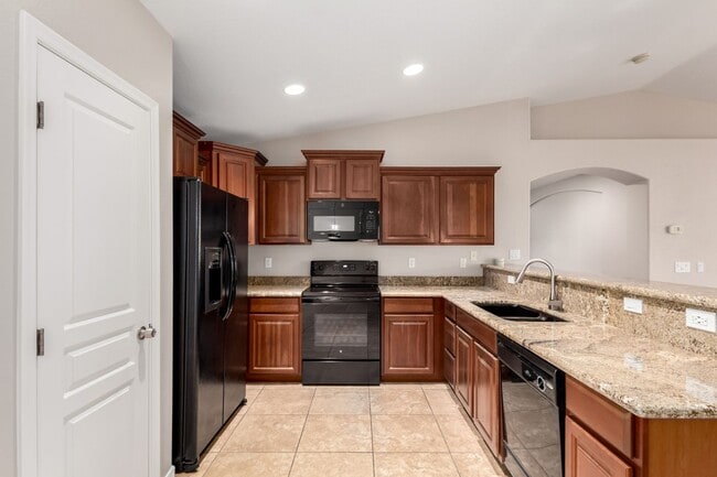 Spacious 3-Bedroom Home with Den in Gilbert! - Spacious 3-Bedroom Home with Den in Gilbert!