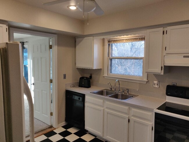 kitchen - 3158 Oak St Unit 3158