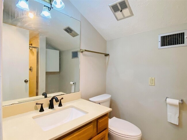 Photo - 2001 Highland Hills Dr