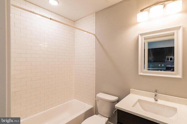 Photo - 1607 Catharine St Unit 3D