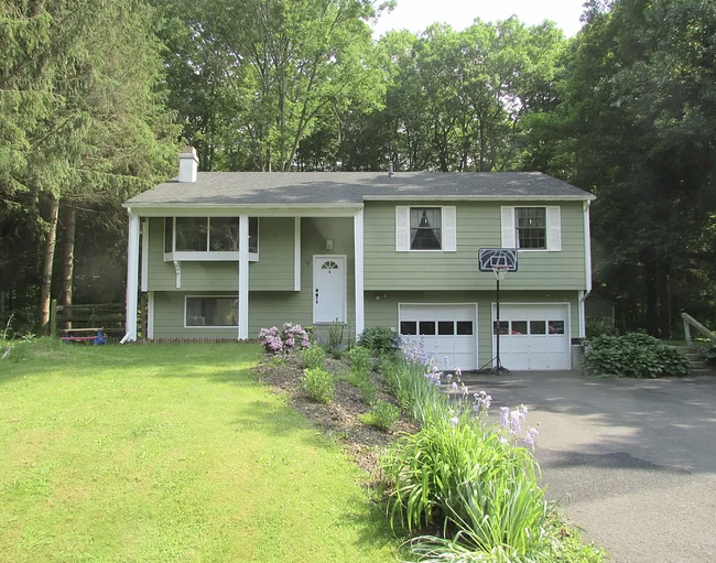 Front of house; lower unit enters through back via side pathway. - 9 Cardinal Dr Casa Unidad Lower