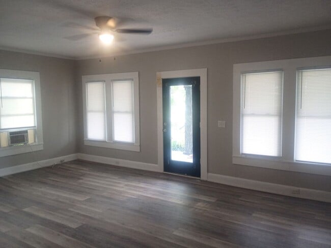 125 W Grady Ave