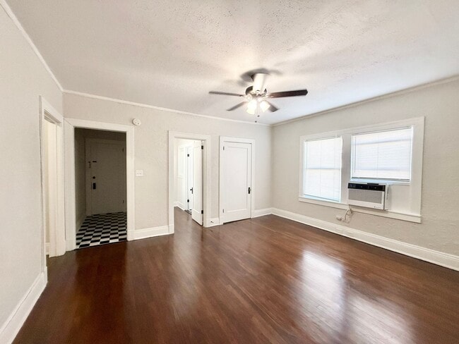 Photo - Unique Studio w/ Hardwoods in Small 1920's Complex Unidad F111