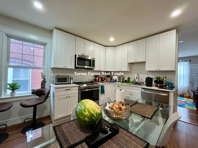 Photo - 72 Belden St Apartments Unit 1