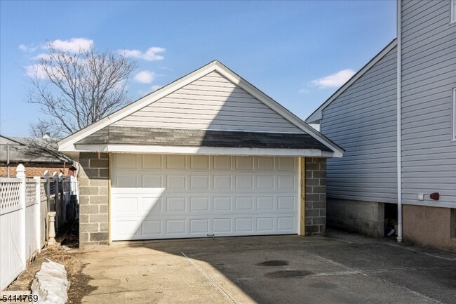 Photo - 182 Pierre Ave