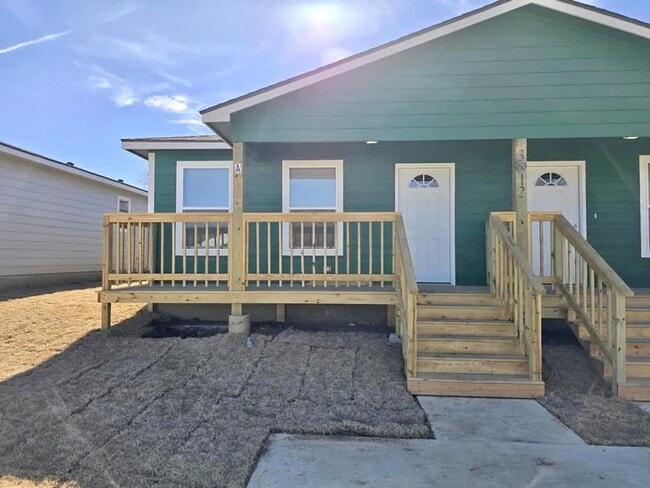 Building Photo - Welcome home to this beautifully designed 3-bedroom, 2 bath half duplex