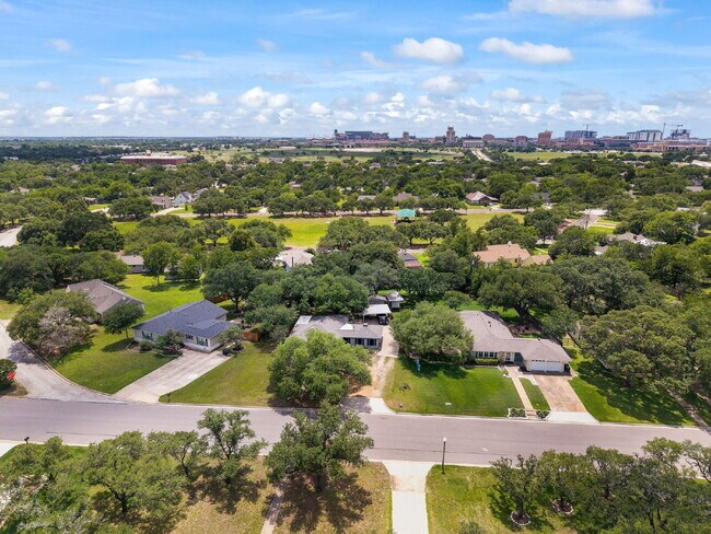 Building Photo - 1030 Walton Dr