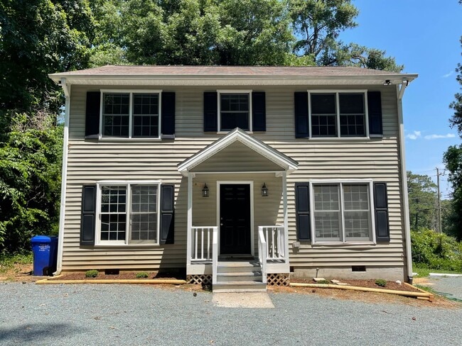 Building Photo - Large 5 BR 3 BA house just south of UNC Ho...
