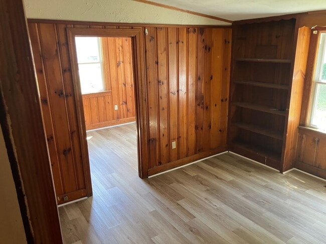 Photo - 6345 Edward St