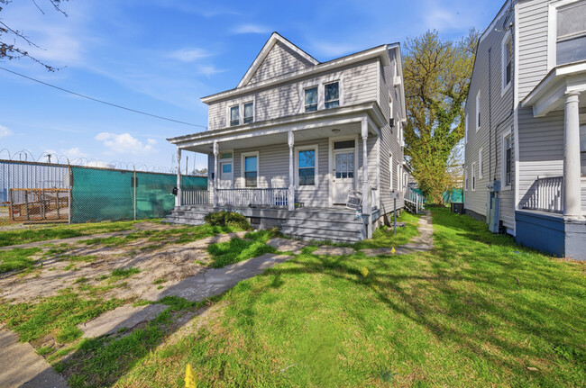 Building Photo - 821 Mt Vernon Ave