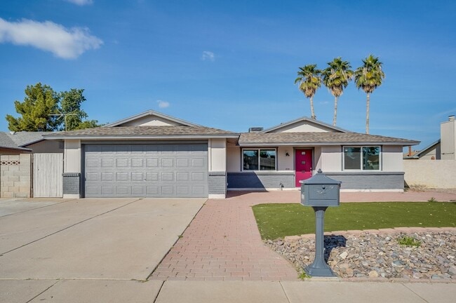 Building Photo - 1804 W Nopal Dr
