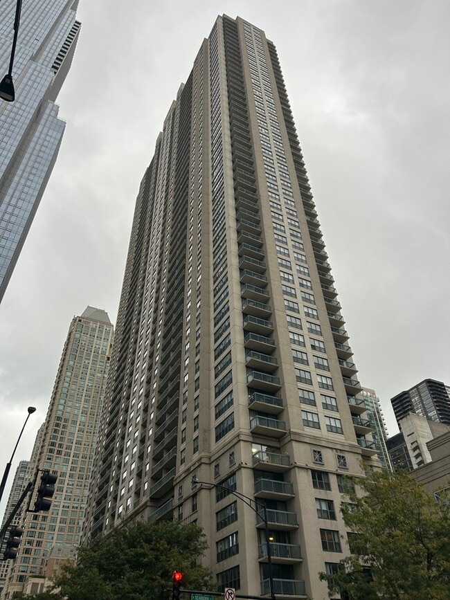 Building Photo - 1 W Superior St Unit 2615