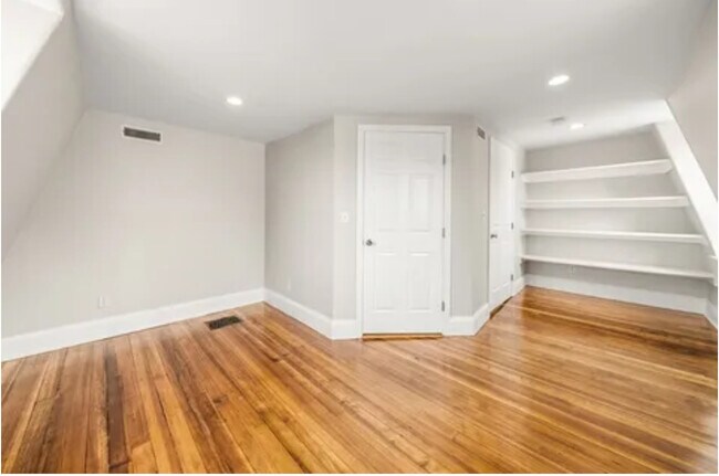 Photo - 779 E 6th St