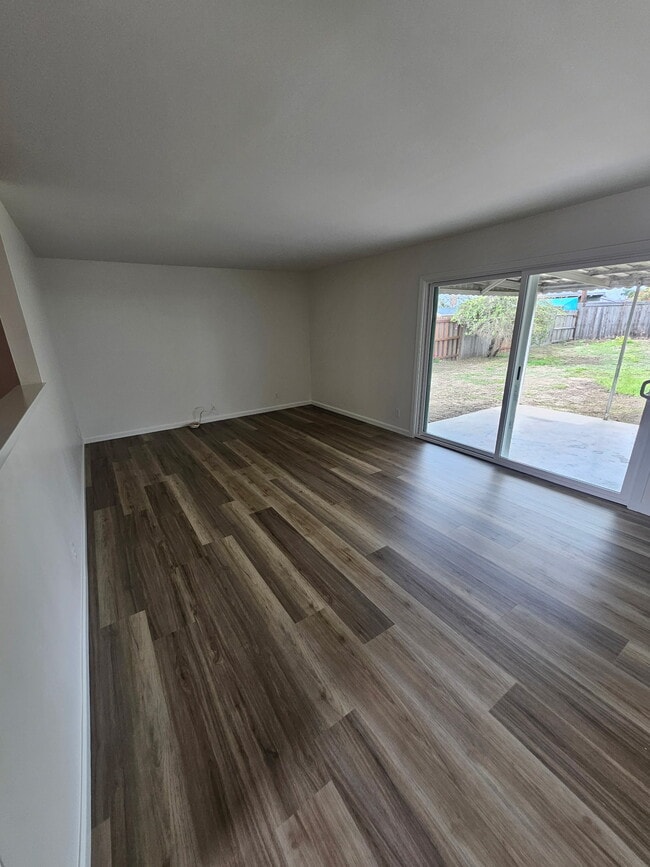 Photo - 695 Mayrum St