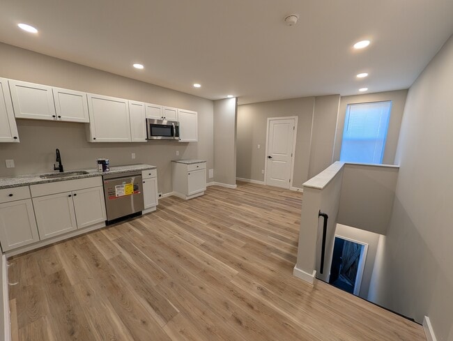 Building Photo - 4250 Lancaster Ave Unit 2