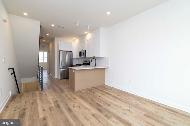 Building Photo - 2350 Moore St Rental