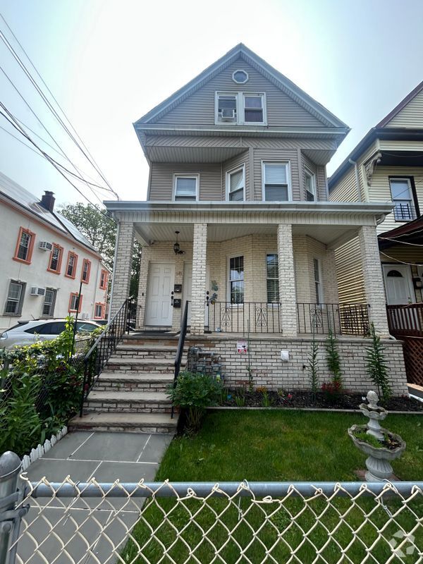 Building Photo - 581 Monroe Ave Rental