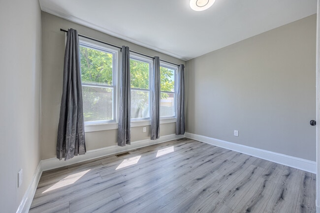 Building Photo - 3707 37th Pl Unit Room C