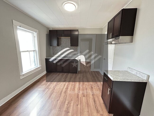 Photo - 211 Alaska St