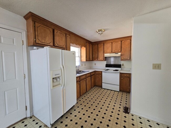 Photo - 1929 Crestview Dr