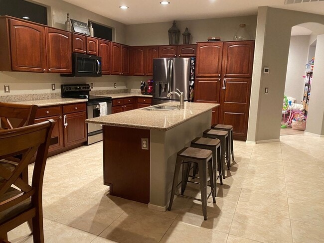 Building Photo - Upgraded and Spacious 5 Bed/3 Bath in Northwest Phoenix