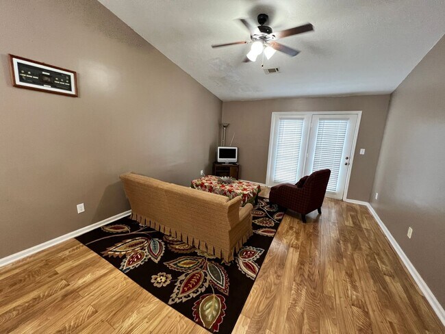 Photo - 129 Bennington Ln