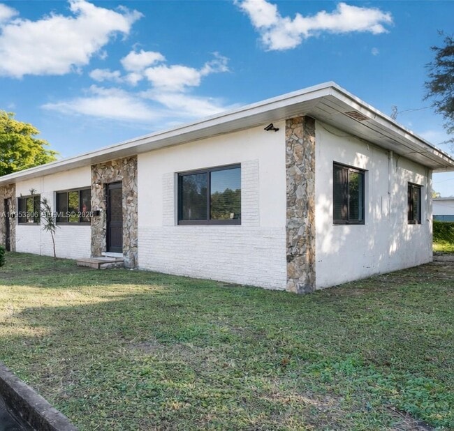 Building Photo - 2 NW 47th St Unit 2