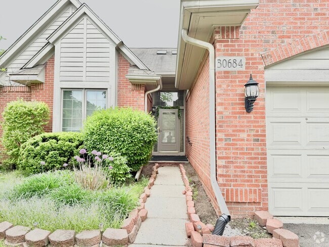 Building Photo - 30684 Tanglewood Trl Unit 16R Rental
