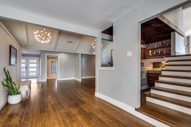 Photo - Garland Split Level