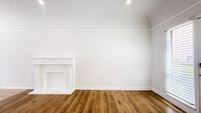 Building Photo - 209 N Berendo St Unit 3/4