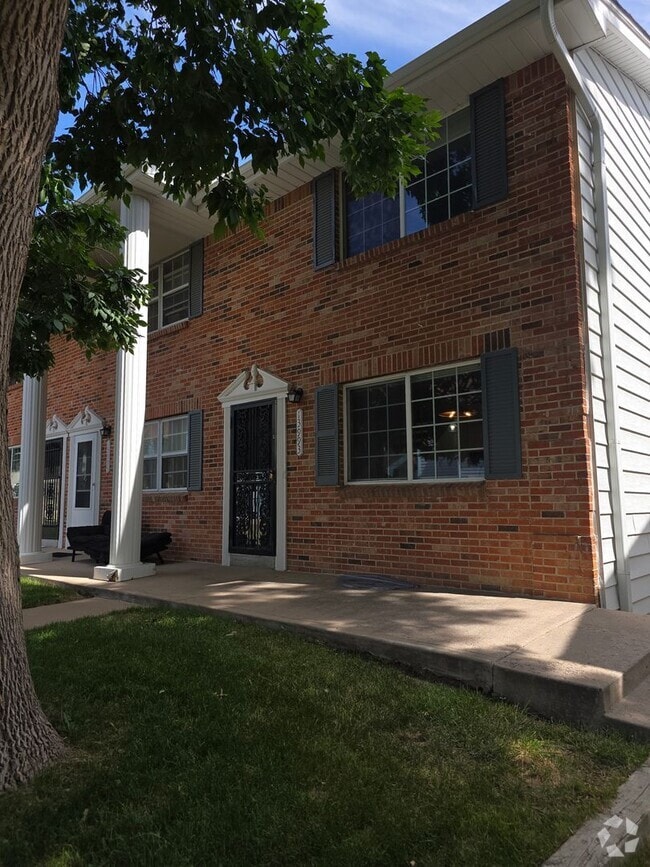 Building Photo - Great 3 Bedroom Townhouse In Aurora!