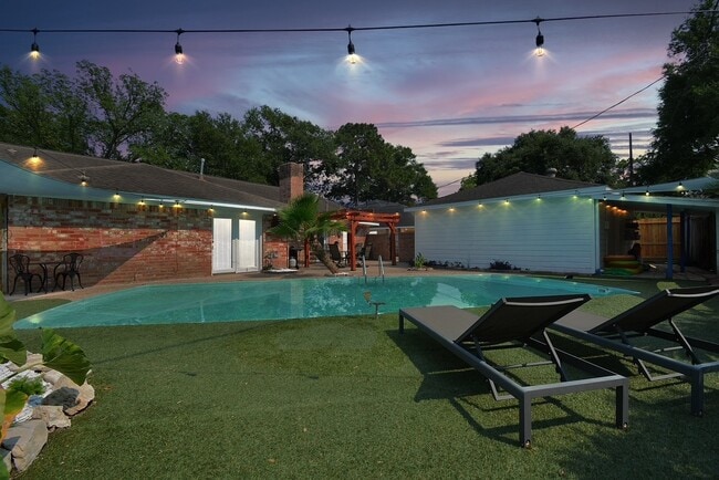 Building Photo - 9811 Rocktree Dr