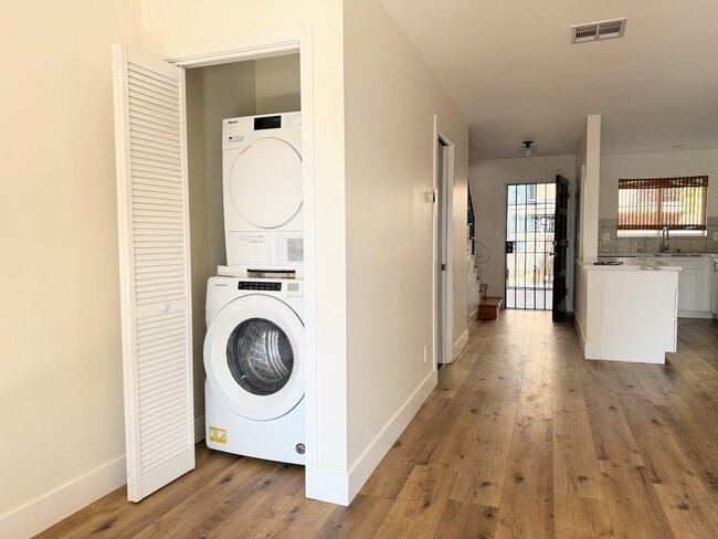 Lavadora/secadora en la unidad - 1890 S Cochran Ave Unidad Apt 13