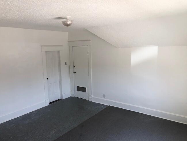 Photo - 225 W Loucks St
