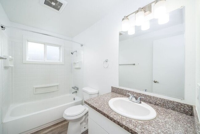 Photo - FIRST MONTHS RENT FREE! 2 bedroom 1 bath!!