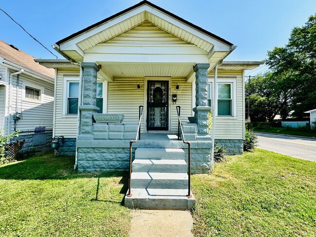 Adorable 2 bedroom home with two living ar... - Adorable 2 bedroom home with two living ar...