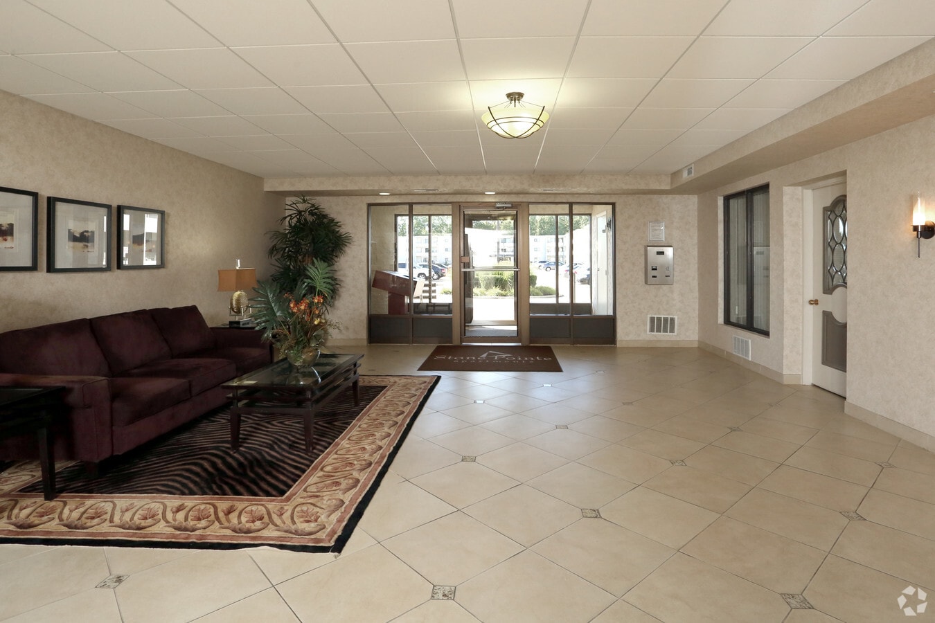 Lobby - Stone Pointe Apartments