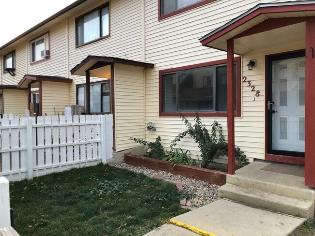 Centrally Located, 2 Bedroom Townhouse w/G... - Centrally Located, 2 Bedroom Townhouse w/G...