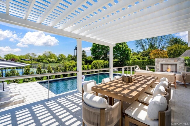 4 Carriage Ln