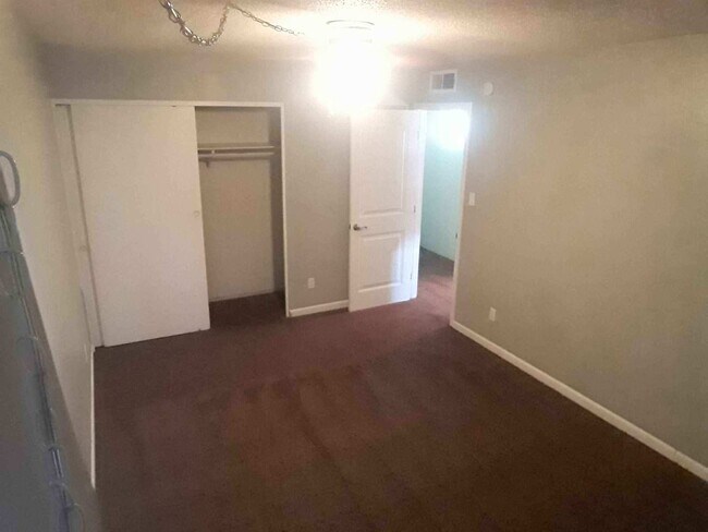 Fantastic 2 bedrooms and 1 bathroom Townhouse for Lease