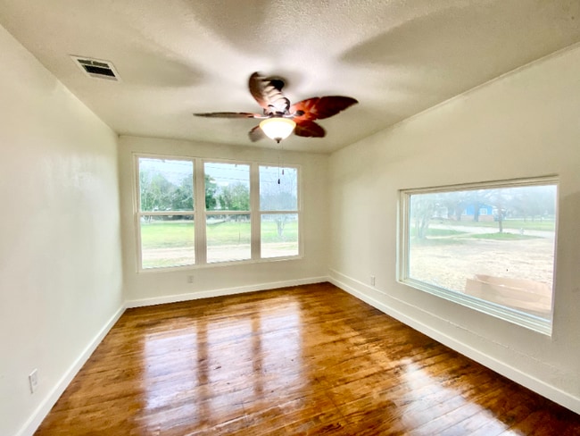 Photo - 732 Valley Way St