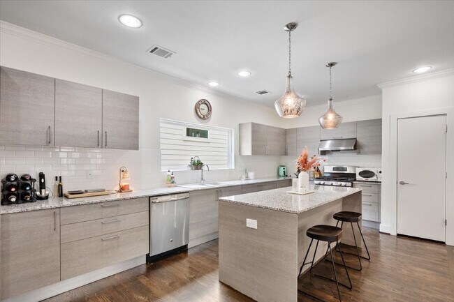 Photo - 1333 W 22nd St