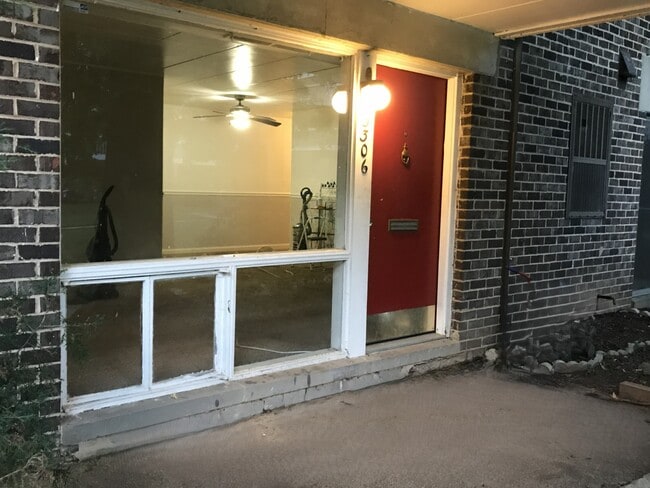 Building Photo - 3306 Hewitt Ave Unit 3-1-A