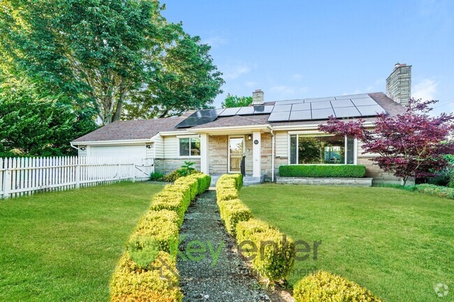 Building Photo - Comfort and Charm in This Bright 2-Bedroom... Rental